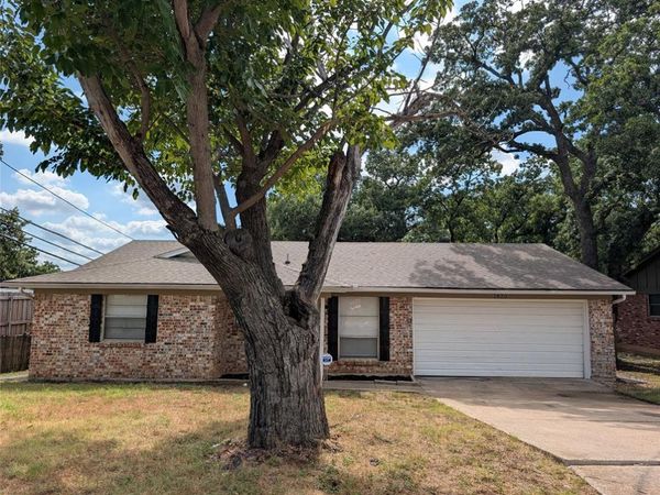 1820 Warren Lane , Fort Worth, TX 76112