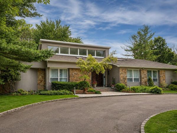 27 Windemere Way, Woodbury, NY 11797