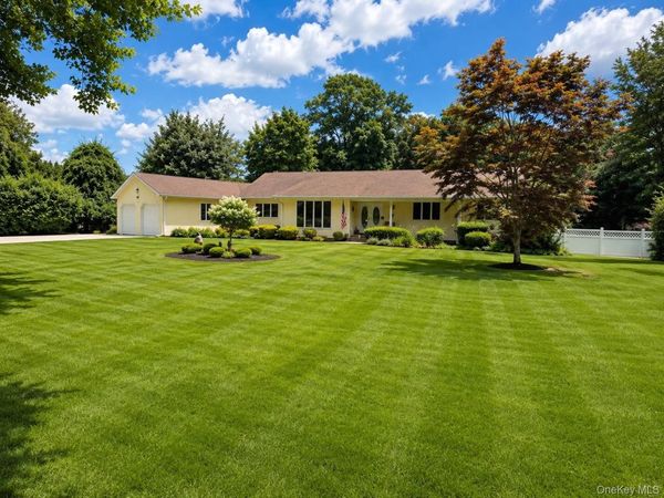 8 Penn Drive , Dix Hills, NY 11746