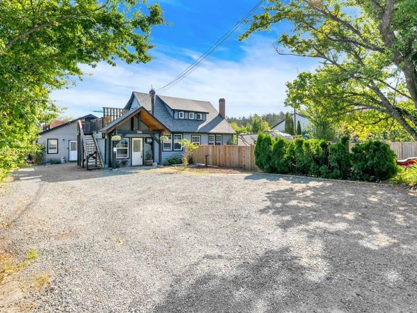 740 Newbury St , Saanich, BC V9A 2C1