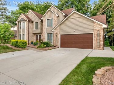 23134 Fox Creek, Farmington Hills, MI 48335