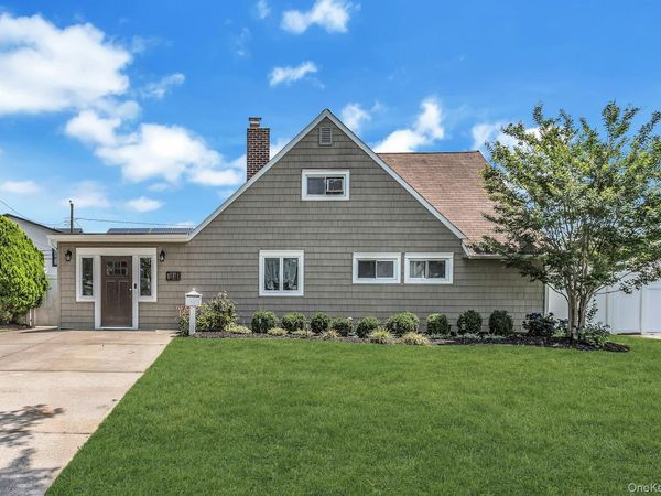31 Martin Lane, Westbury, NY 11590