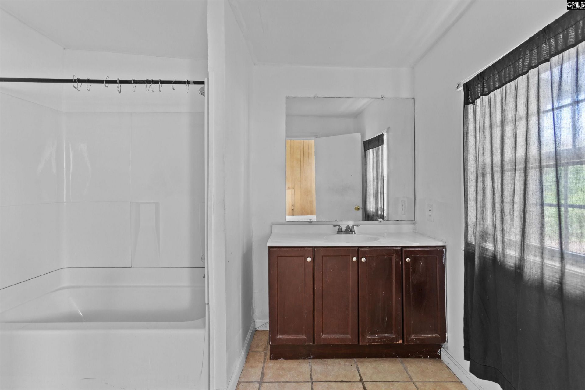 214 Dutton Street  Photo 10