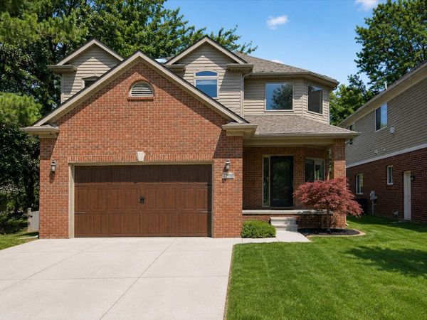28000 Worthington Street, Saint Clair Shores, MI 48081