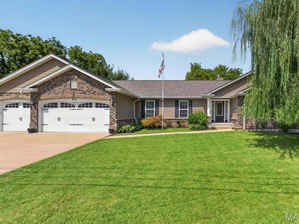 211 Shumate Avenue, Maryland Heights, MO 63043