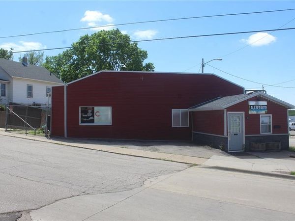 748/804 Center Point Road NE, Cedar Rapids, IA 52402