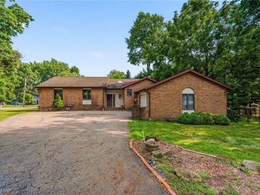3602 Heatherwood Circle NW, North Canton, OH 44720
