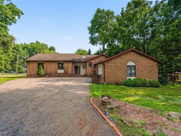 3602 Heatherwood Circle NW, North Canton, OH 44720