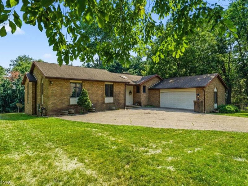 3602 Heatherwood Circle NW, North Canton, OH 44720 Photo 2