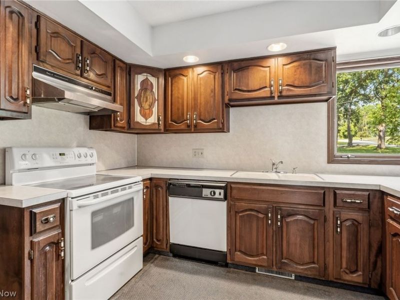 3602 Heatherwood Circle NW, North Canton, OH 44720 Photo 9