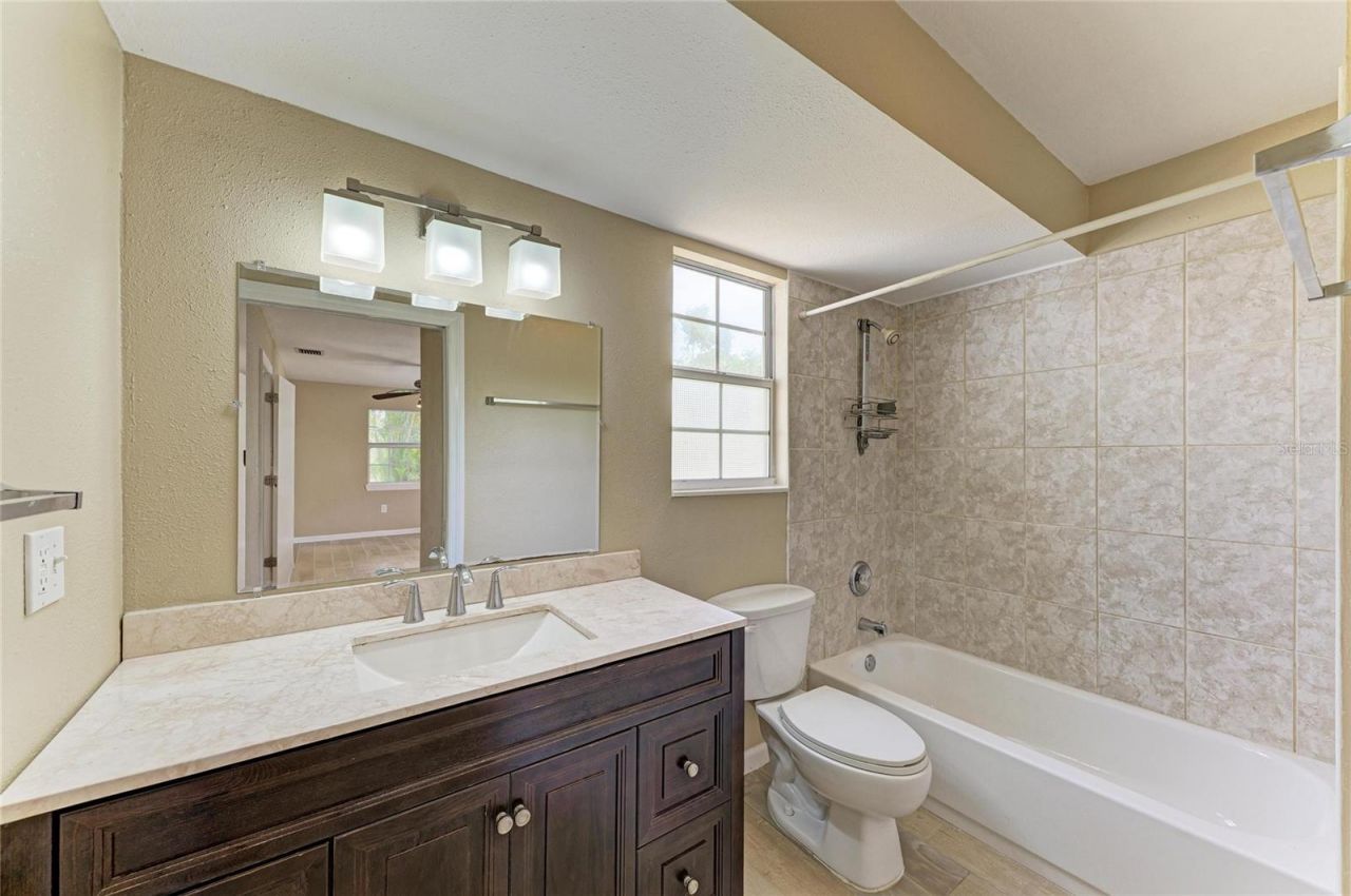 1300 Loma Linda Court , Sarasota, FL 34239 Photo