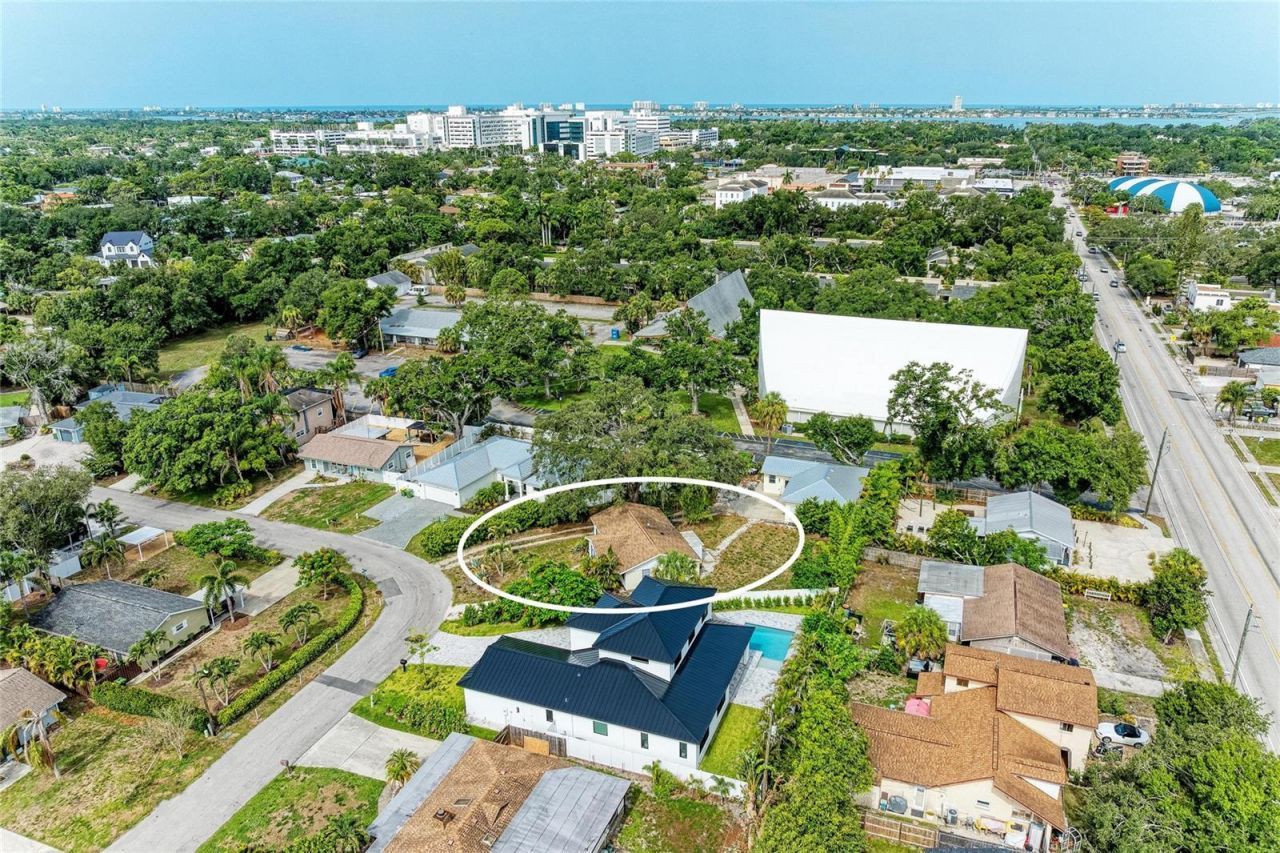1300 Loma Linda Court , Sarasota, FL 34239 Photo