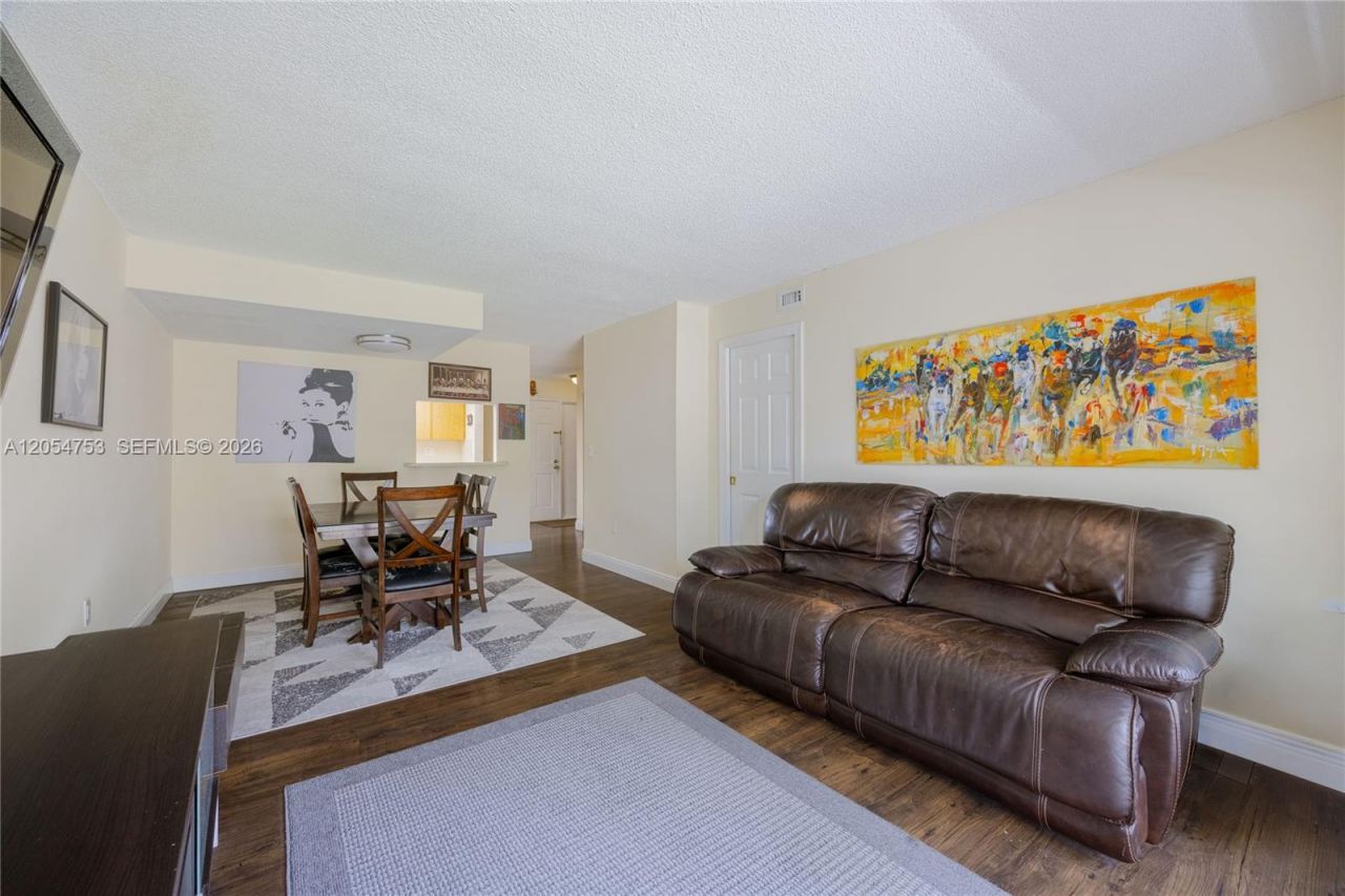 9365 Fontainebleau Blvd , Unit E205, Miami, FL 33172 Photo