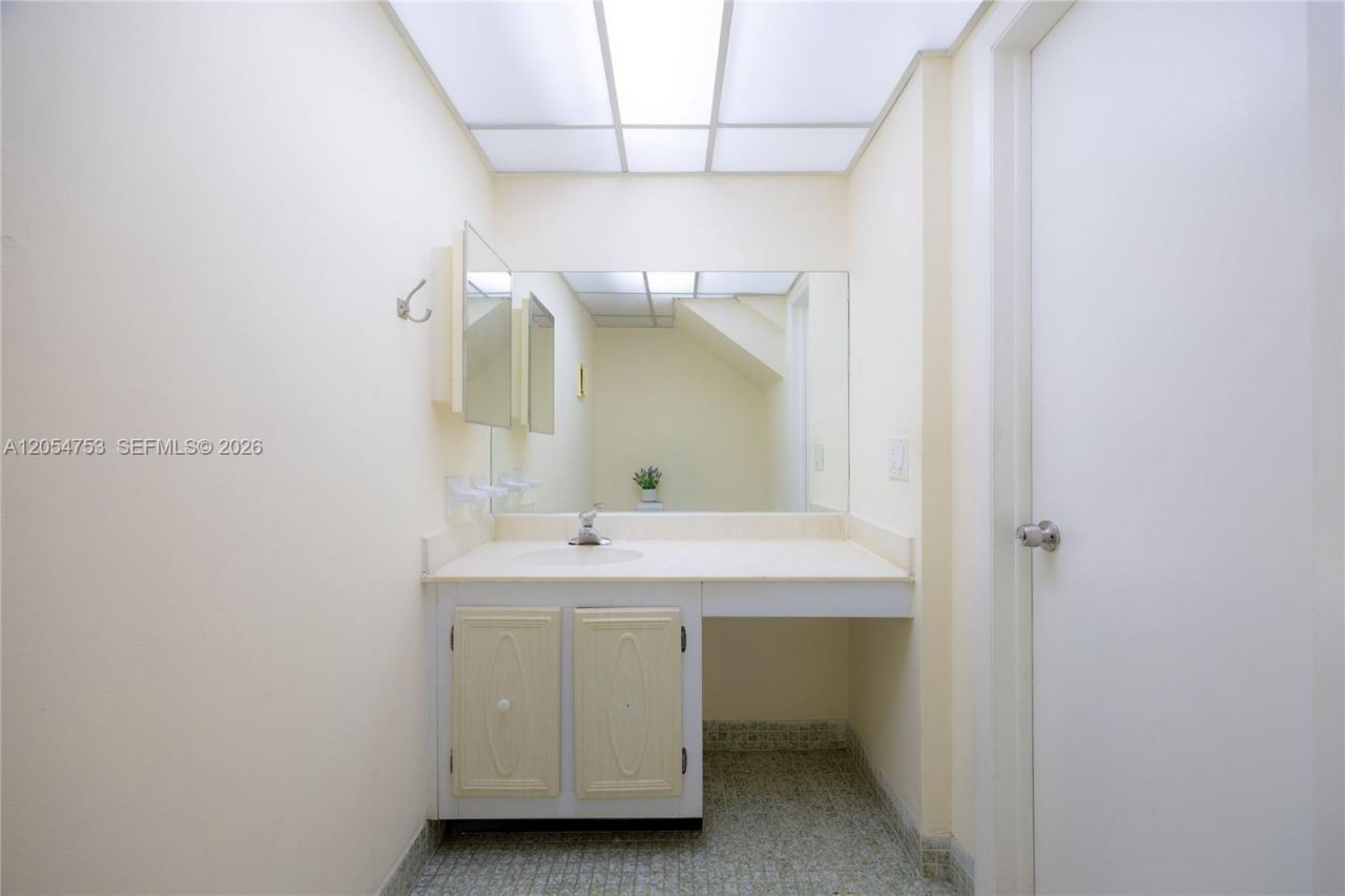 9365 Fontainebleau Blvd , Unit E205, Miami, FL 33172 Photo