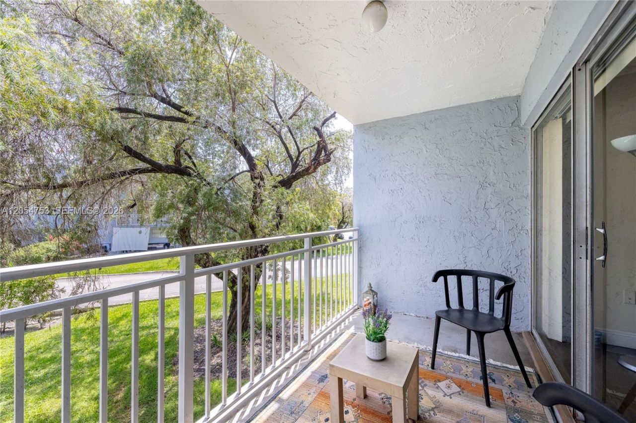9365 Fontainebleau Blvd , Unit E205, Miami, FL 33172 Photo