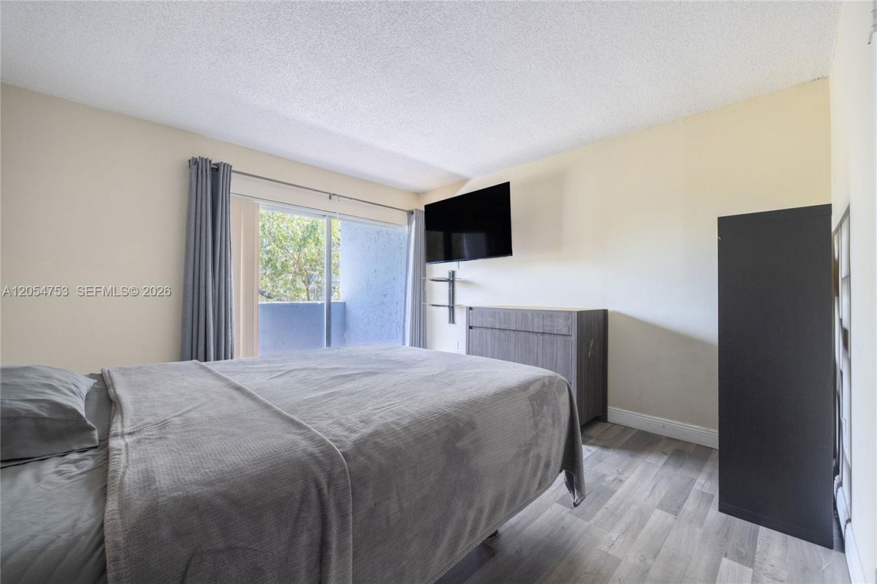 9365 Fontainebleau Blvd , Unit E205, Miami, FL 33172 Photo