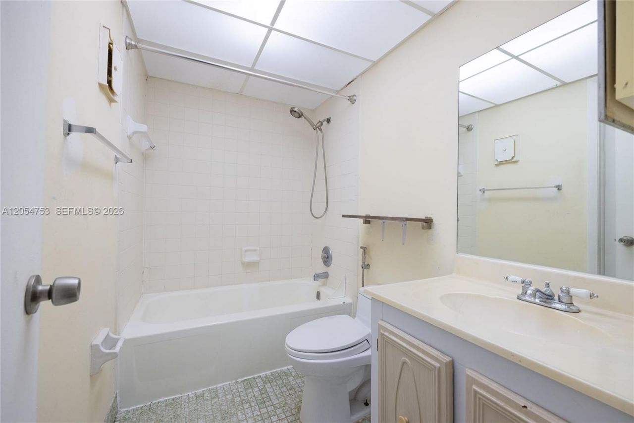 9365 Fontainebleau Blvd , Unit E205, Miami, FL 33172 Photo
