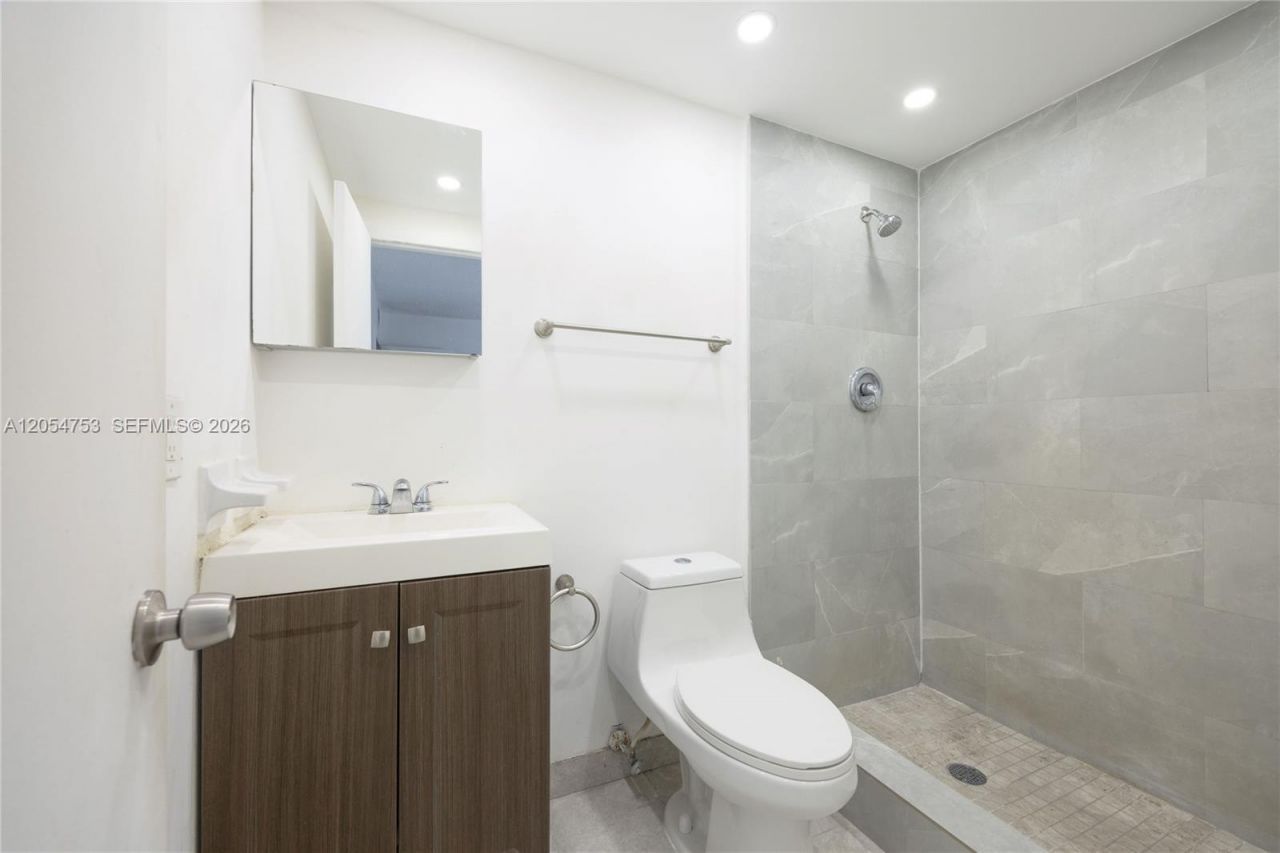9365 Fontainebleau Blvd , Unit E205, Miami, FL 33172 Photo
