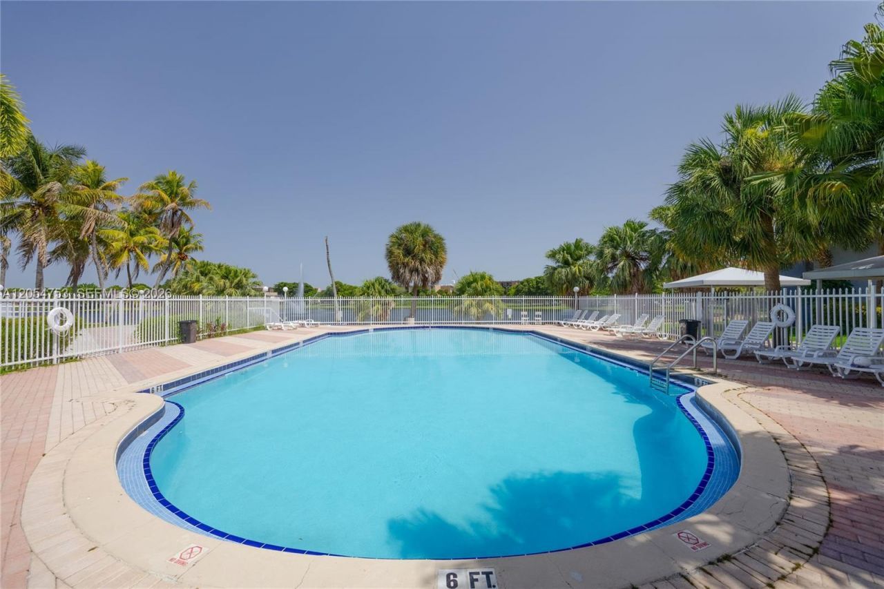 9365 Fontainebleau Blvd , Unit E205, Miami, FL 33172 Photo