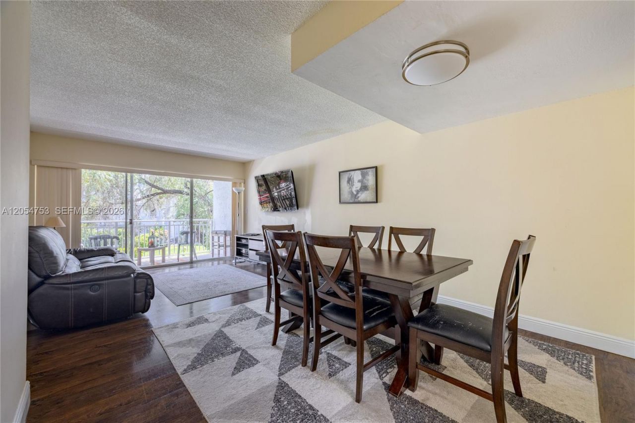 9365 Fontainebleau Blvd , Unit E205, Miami, FL 33172 Photo