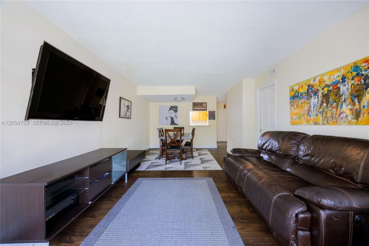 9365 Fontainebleau Blvd , Unit E205, Miami, FL 33172 Photo