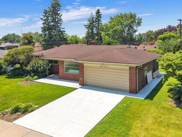 26327 Woodworth Circle, Dearborn Heights, MI 48127
