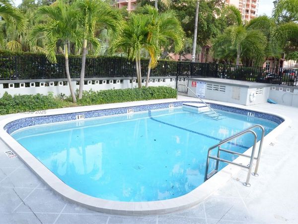 35 Edgewater Dr , Unit 104, Coral Gables, FL 33133