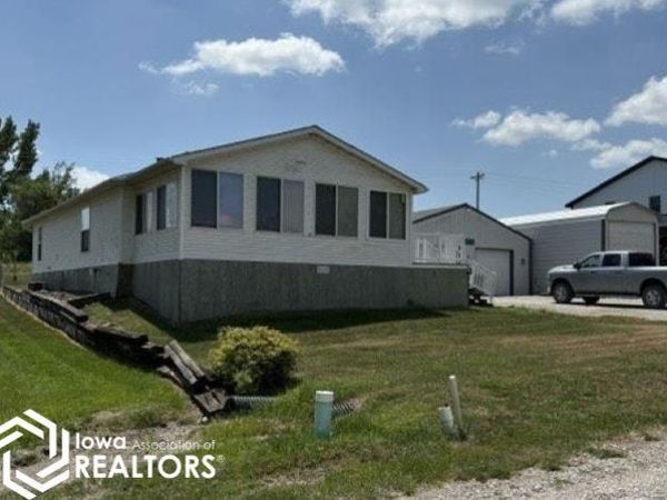 88 Arrowhead RD, Melrose, IA 52569