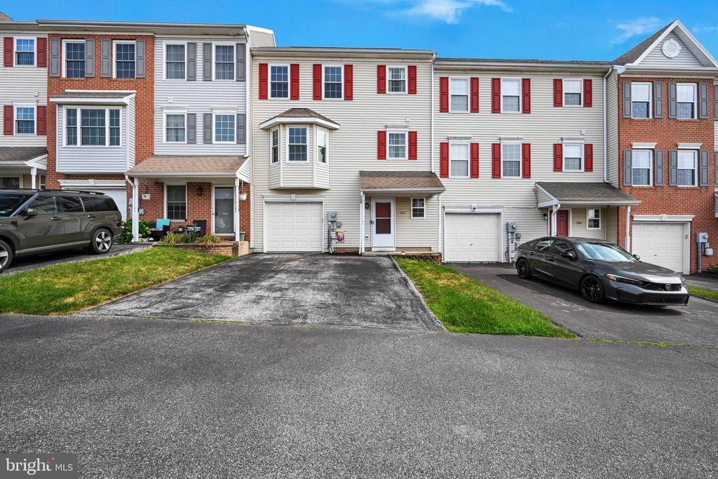 208 COUNTRY RIDGE DRIVE , RED LION, PA 17356