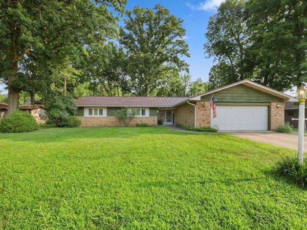 2300 W Woodmont Drive, Muncie, IN 47304