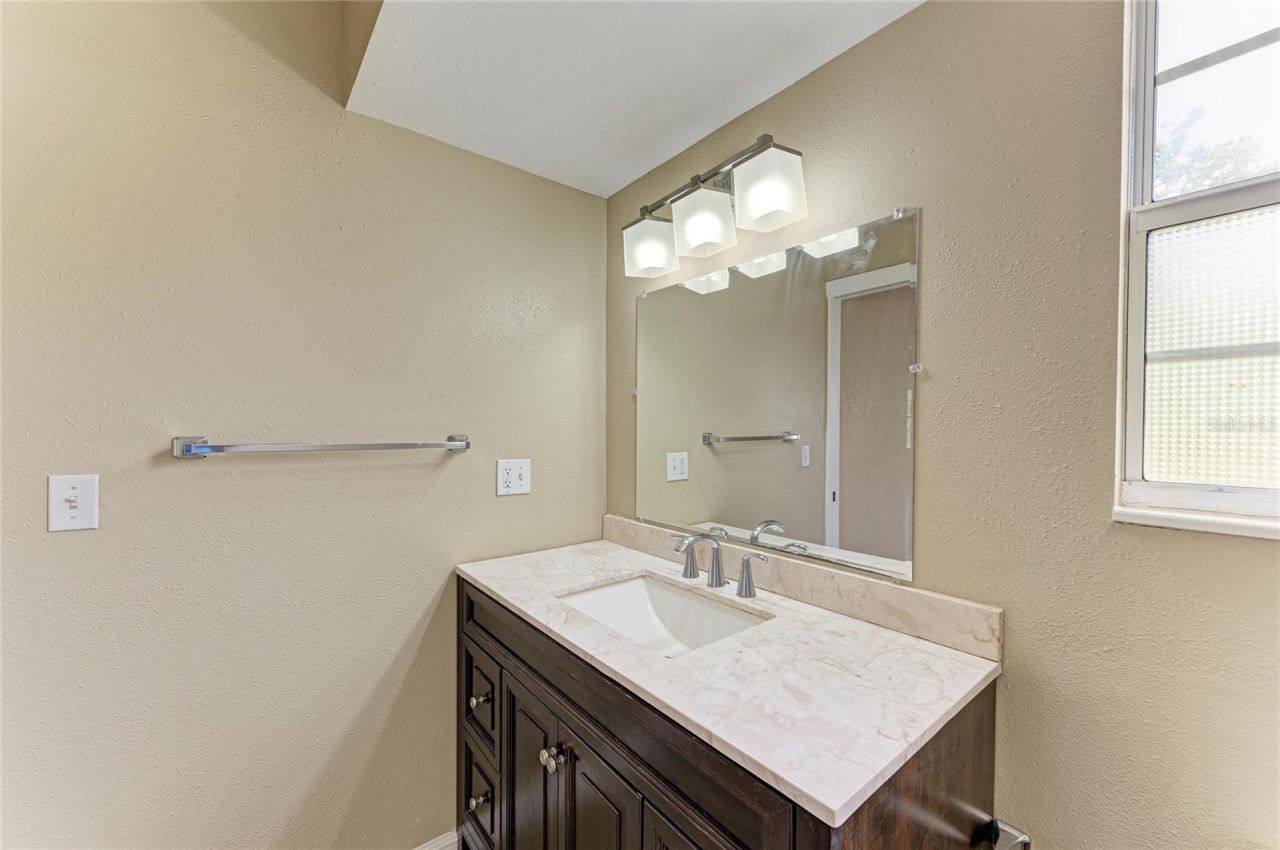 1300 Loma Linda Court , Sarasota, FL 34239 Photo