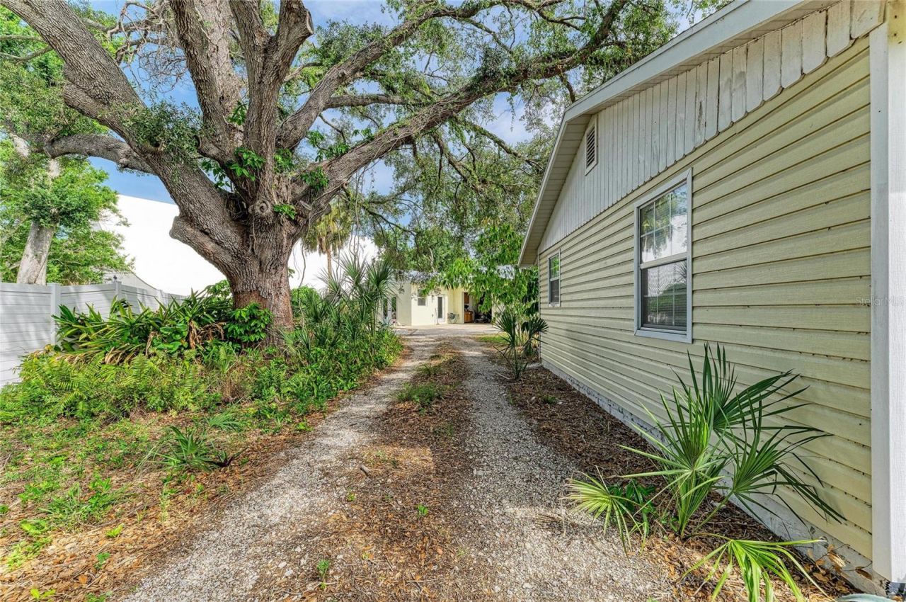 1300 Loma Linda Court , Sarasota, FL 34239 Photo