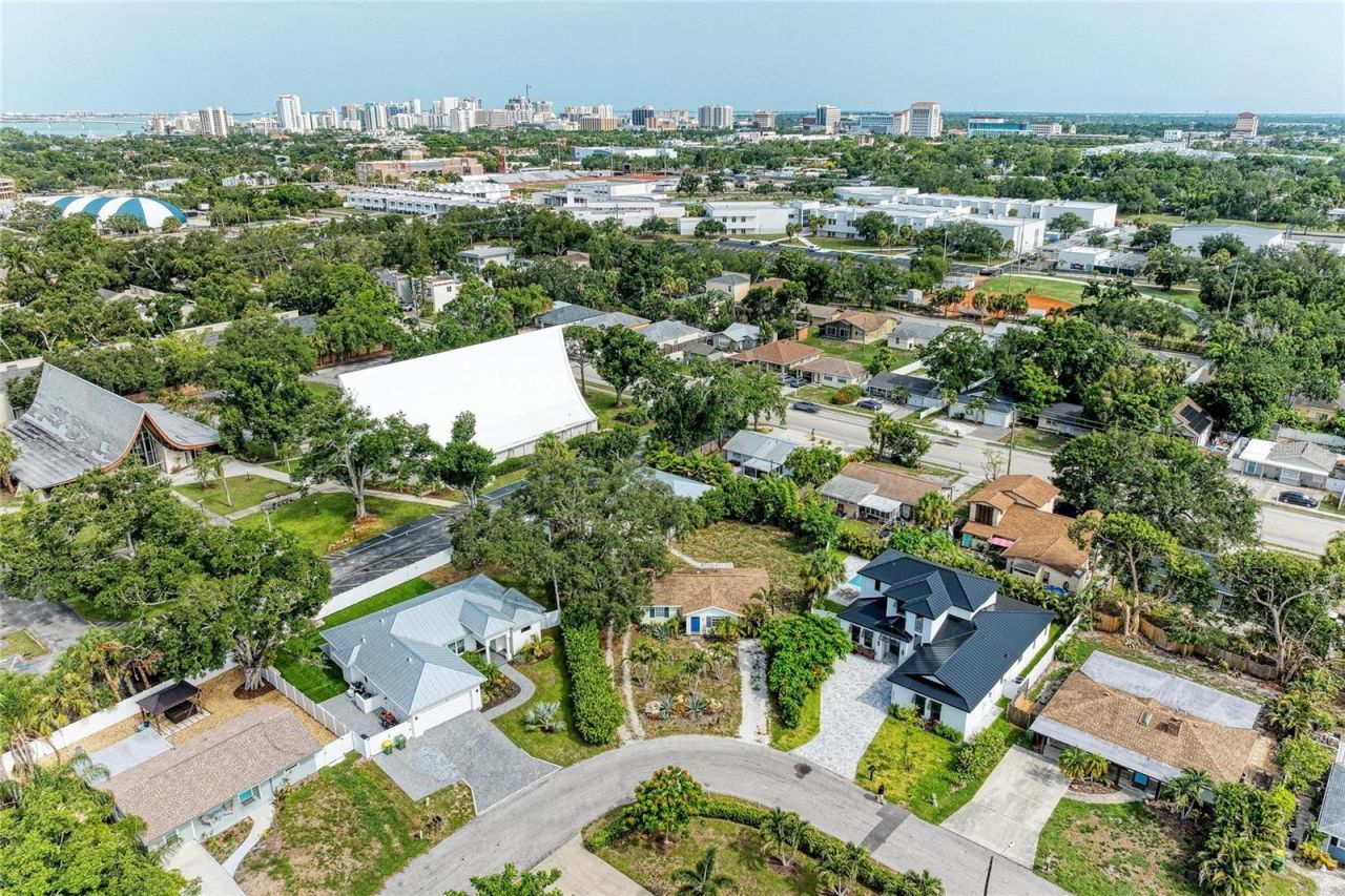 1300 Loma Linda Court , Sarasota, FL 34239 Photo