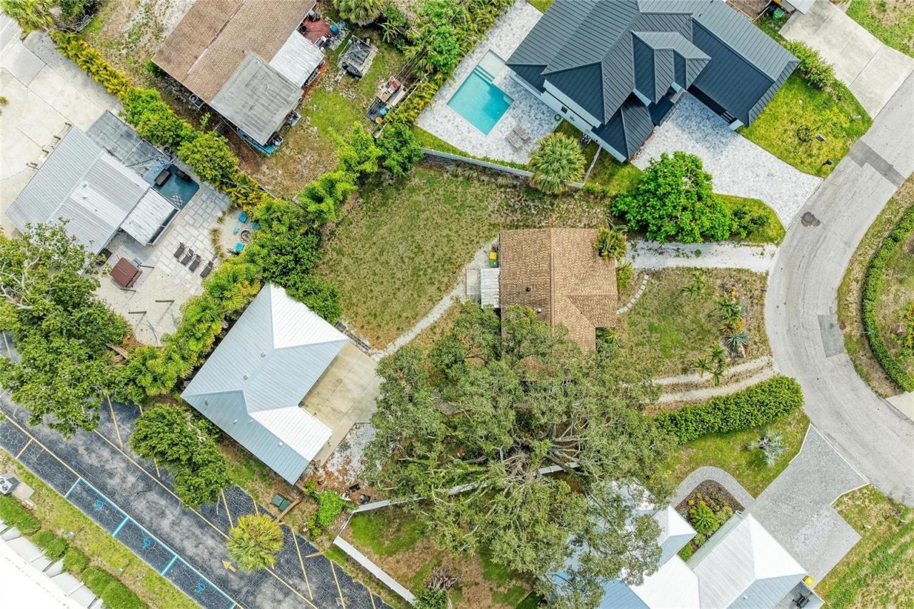 1300 Loma Linda Court , Sarasota, FL 34239 Photo