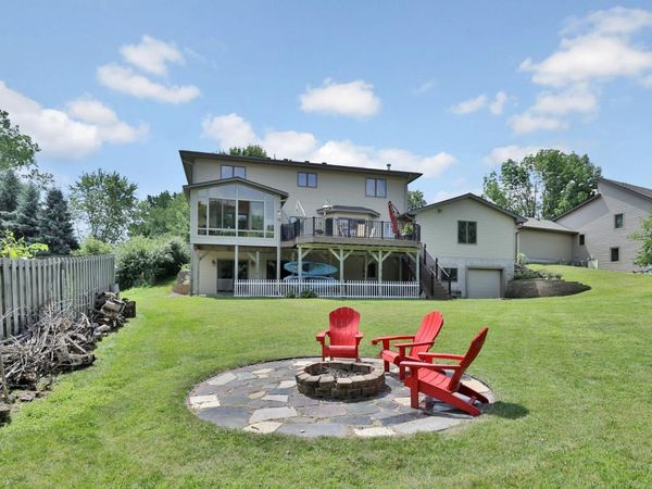 987 Demont Avenue E, Maplewood, MN 55109