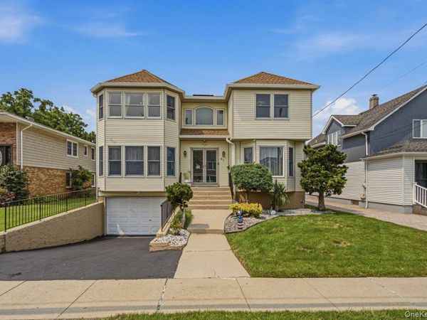 91 Macgregor Avenue , Roslyn Heights, NY 11577