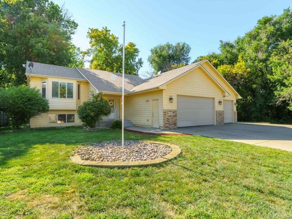 1920 E Tracy Ln, Sioux Falls, SD 57103
