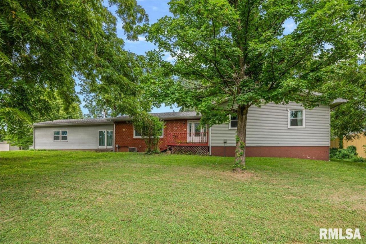 18112 Apple Tree Lane, Petersburg, IL 62675 Main Photo