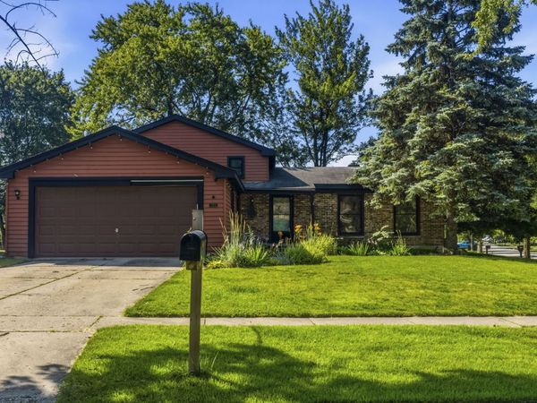 725 Old Post Road , Buffalo Grove, IL 60089