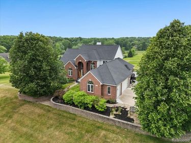 2160 W Buell Rd, Oakland Twp, MI 48363