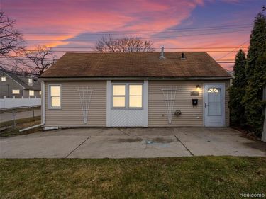 23462 CARLISLE Avenue, Hazel Park, MI 48030
