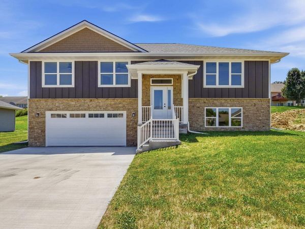 6100 Lynbrook Drive, Dubuque, IA 52002