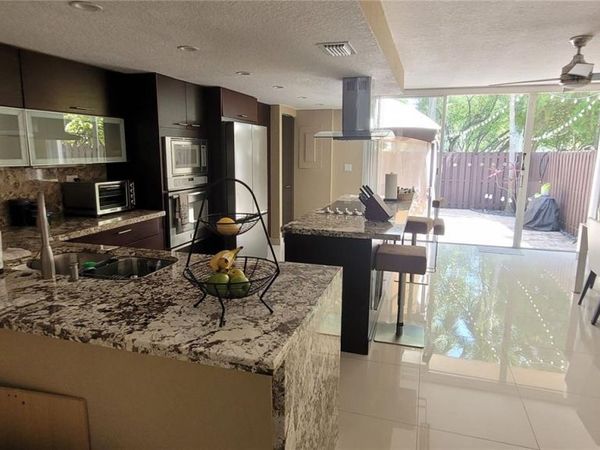 2304 NE 11th St, Unit 207, Hallandale Beach, FL 33009