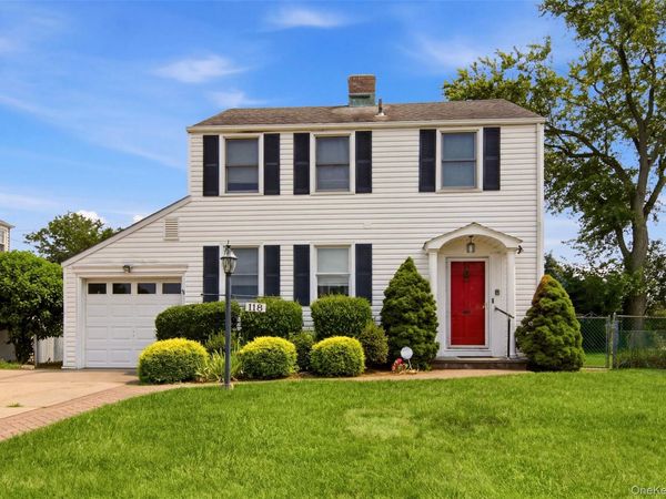 118 Magnolia Street , Westbury, NY 11590