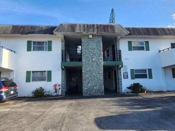 214 SW 1ST Street, Unit I-2, Pompano Beach, FL 33060