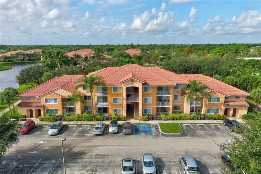 231 SW Palm Drive, Unit 207, Port Saint Lucie, FL 34986 Photo