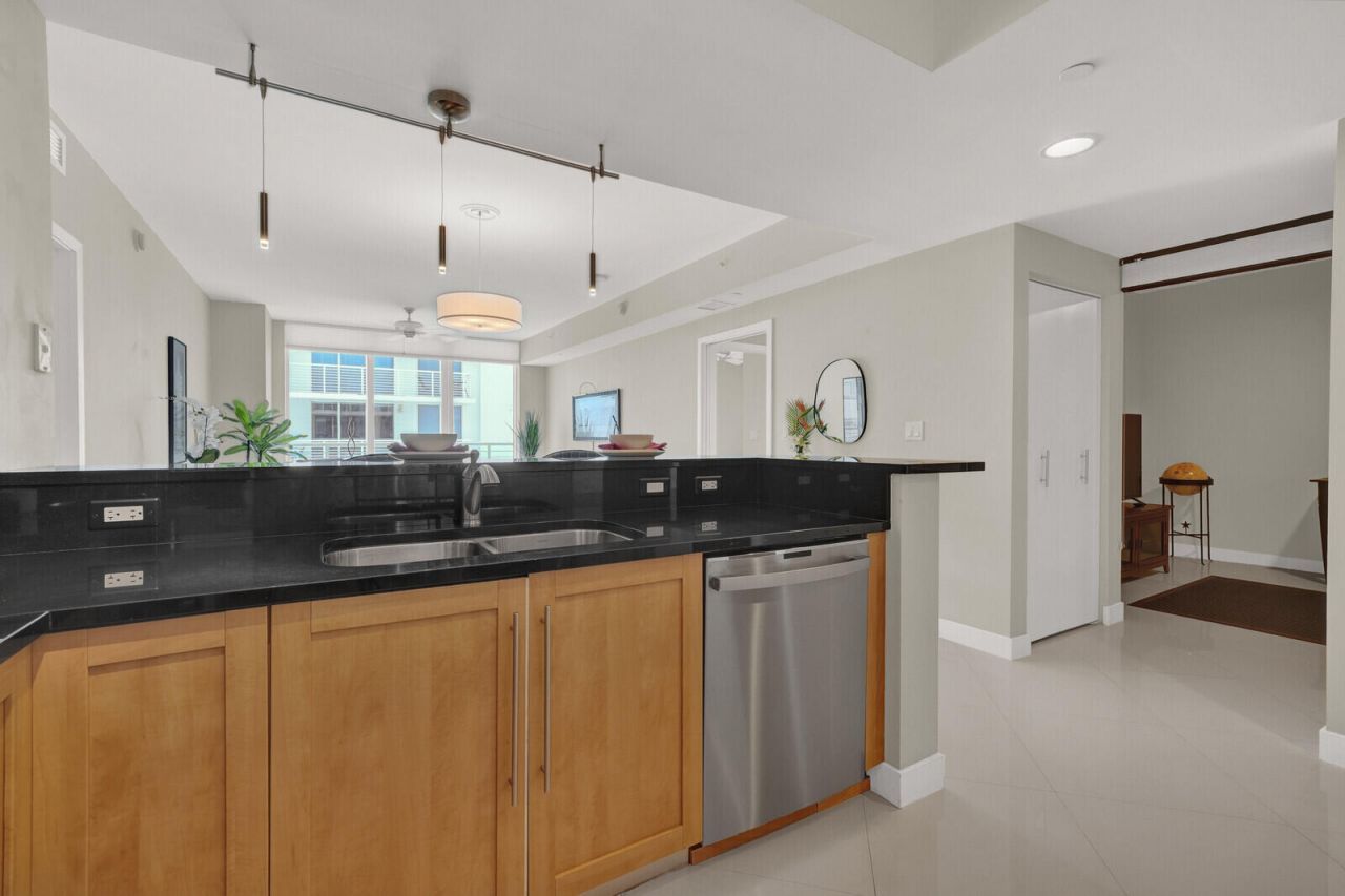 2831 N Ocean Boulevard, Unit 1006N, Fort Lauderdale, FL 33308 Photo