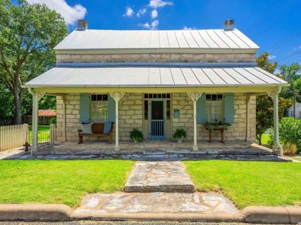419 W San Antonio St, Fredericksburg, TX 78624