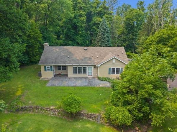 3 Walden Rd, Holland, NJ 08848