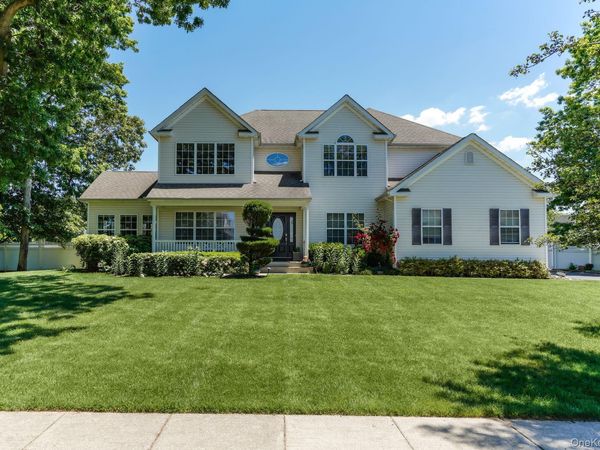 5 Daffodil Lane, Lake Grove, NY 11755